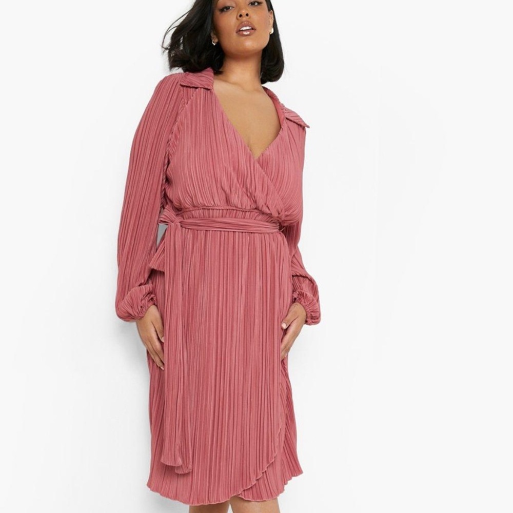 Boohoo curve plus Plisse rose colored dress size 24 runs large